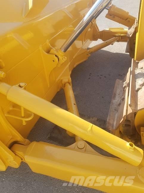 Komatsu D65EX-15 Buldožerji goseničarji
