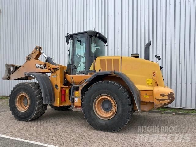 CASE 921F Kolesni nakladalci