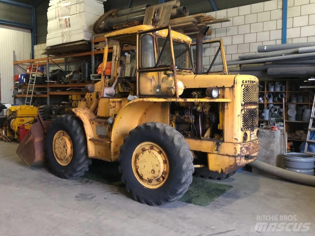 CAT 922 B Kolesni nakladalci