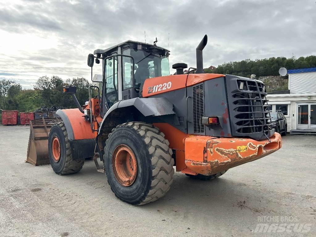 Hitachi ZW 220 Kolesni nakladalci