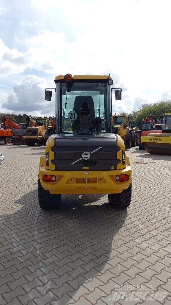 Volvo L 30 G Kolesni nakladalci