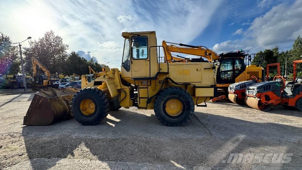 Komatsu WA 200 Kolesni nakladalci