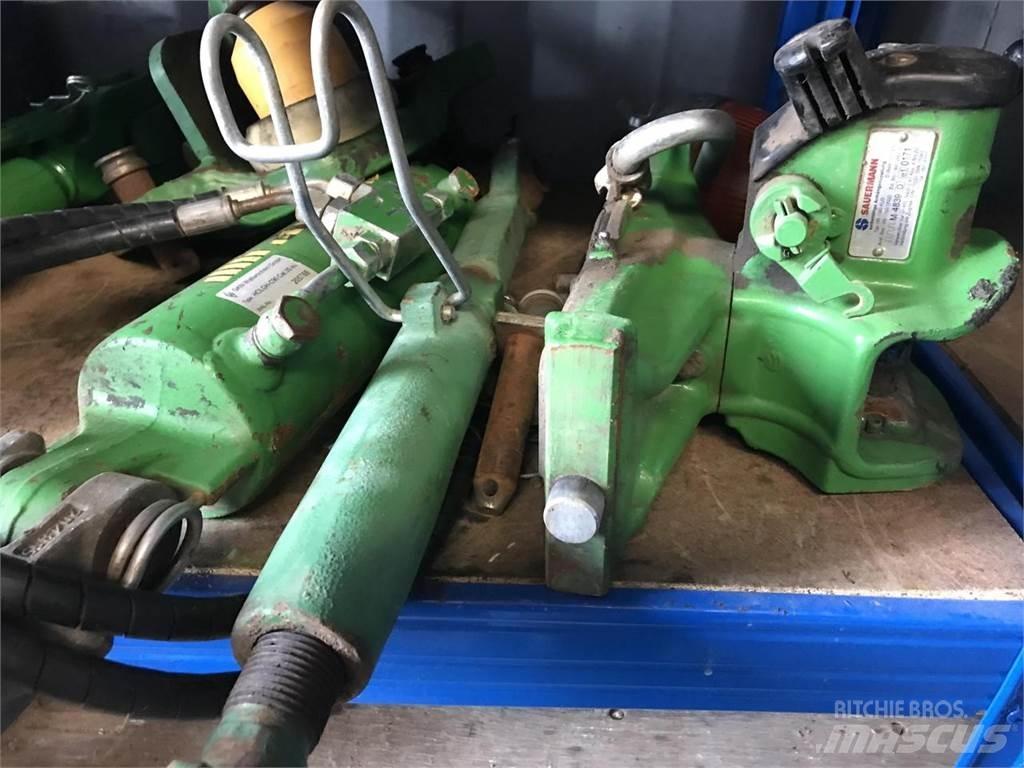 John Deere 6215R Traktorji