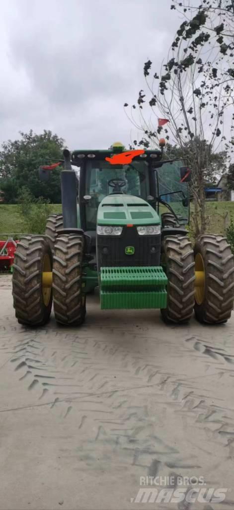 John Deere 8R·3204 Traktorji