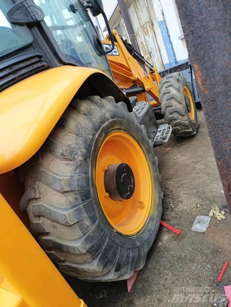 JCB 3 CX Bagri na kolesih