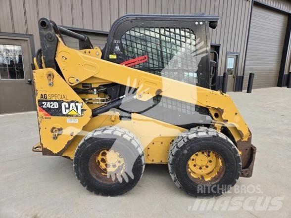 CAT 242D Skid steer mini nakladalci
