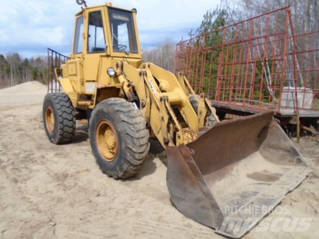 CAT 930 Kolesni nakladalci