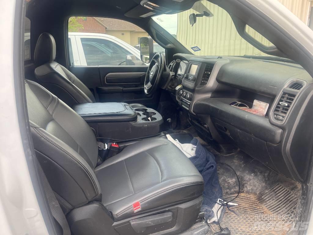 RAM 5500 Tovornjaki s kesonom/platojem