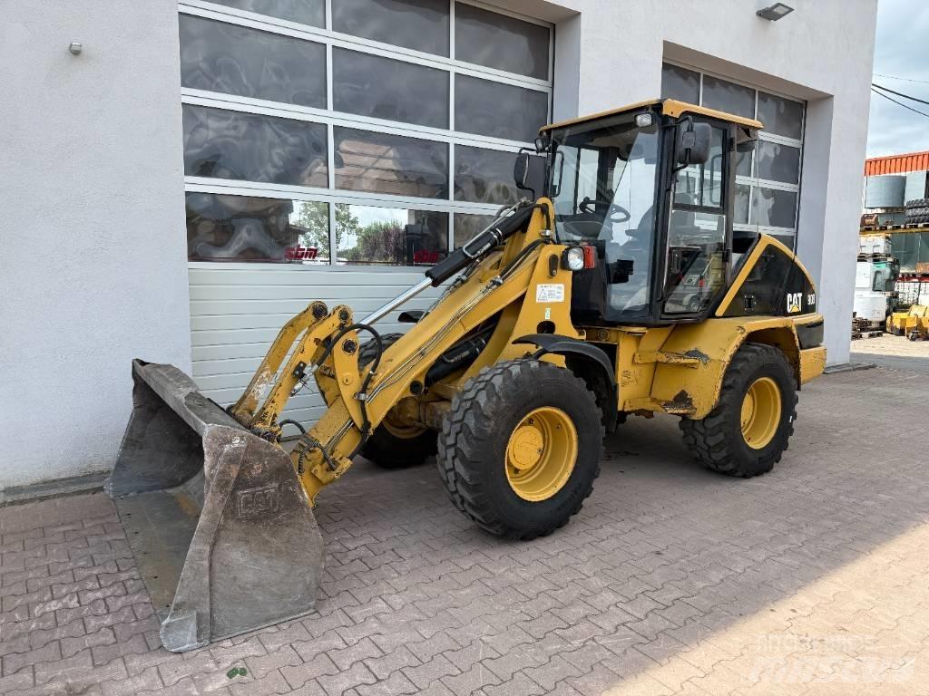 CAT 908 Kolesni nakladalci
