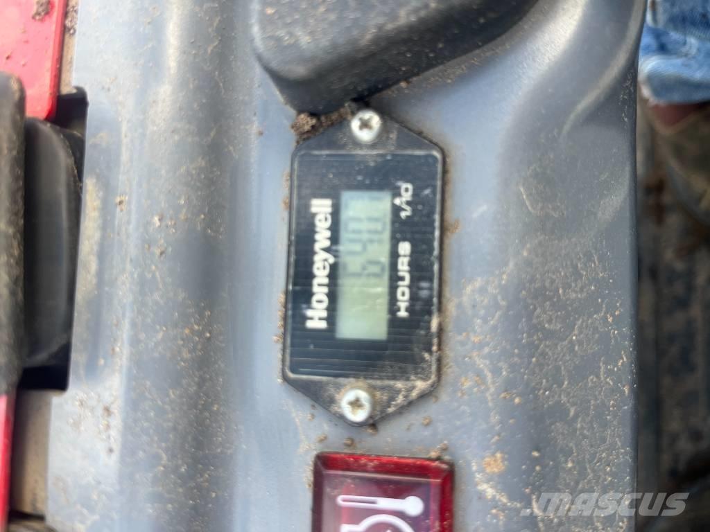 Takeuchi TB 210 R Mini bagri <7t