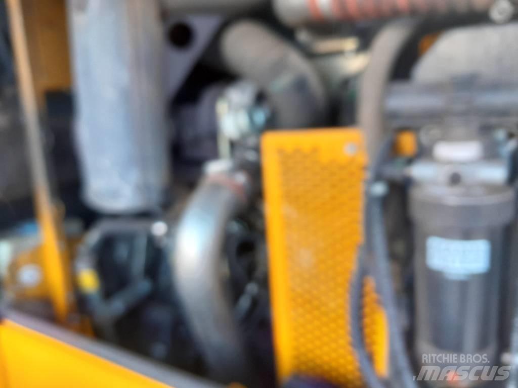 JCB 412 Kmetijski teleskopski nakladalci