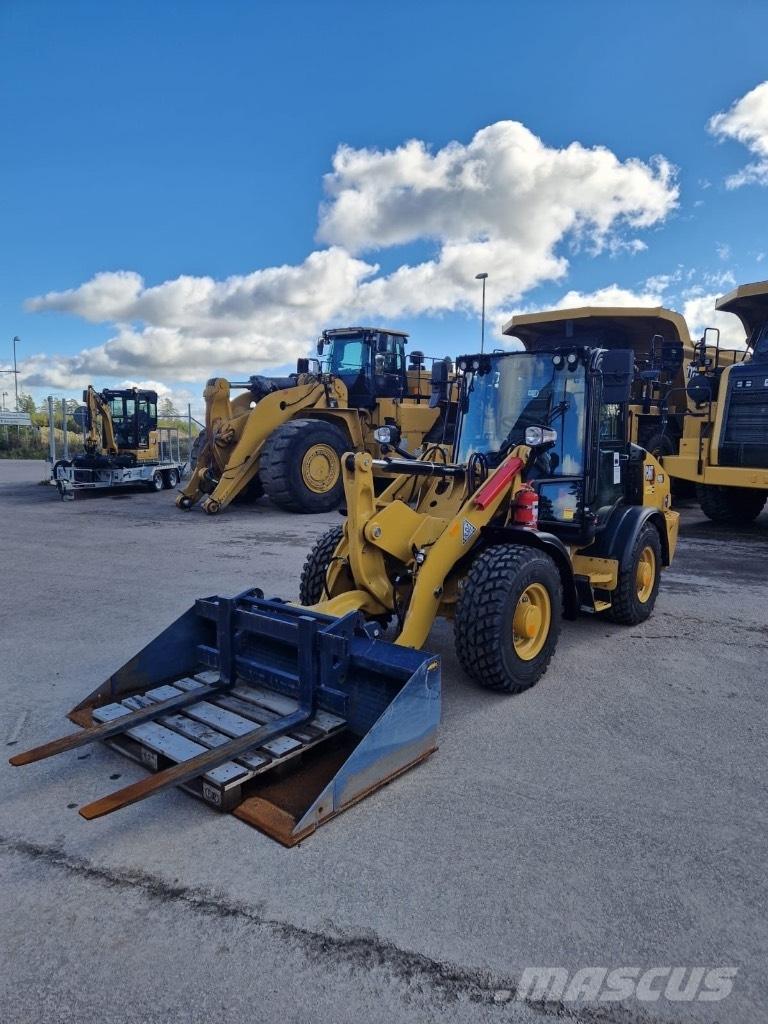 CAT 906 Kolesni nakladalci