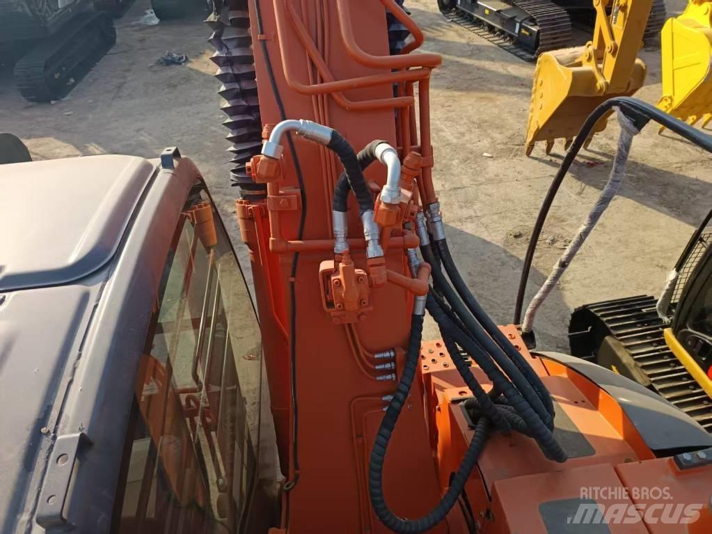 Hitachi ZX135 Bagri goseničarji