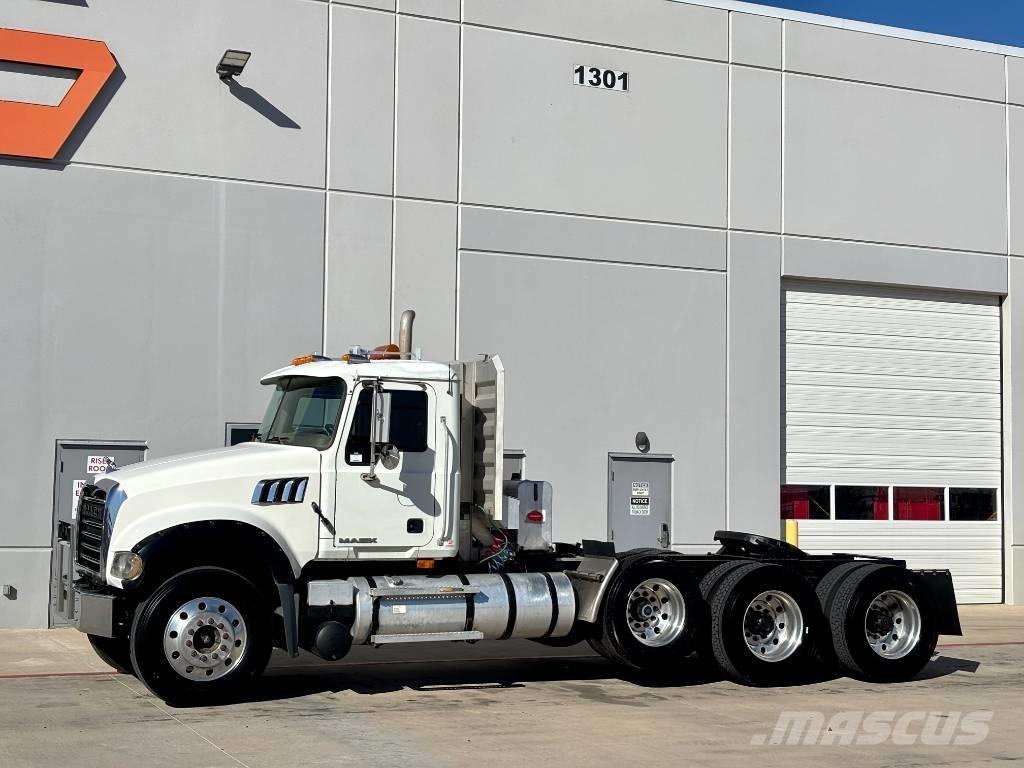 Mack GU713 Vlačilci