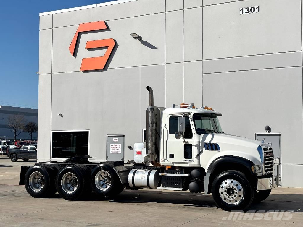 Mack GU713 Vlačilci