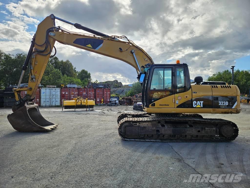 CAT 323 Bagri goseničarji