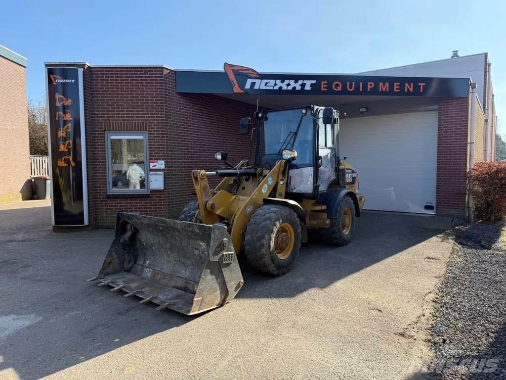 CAT 907M Kolesni nakladalci