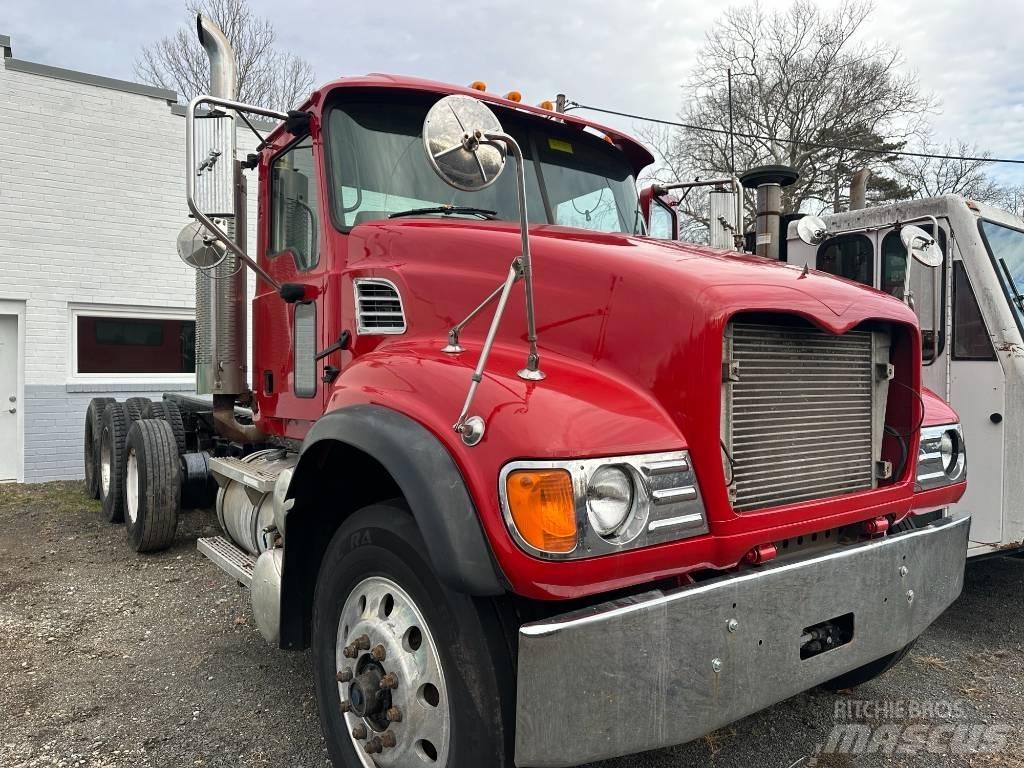 Mack CV 713 Razstavljivi tovornjaki z žičnimi dvigali
