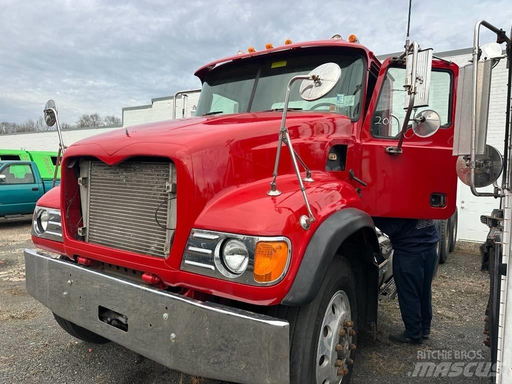 Mack CV 713 Razstavljivi tovornjaki z žičnimi dvigali