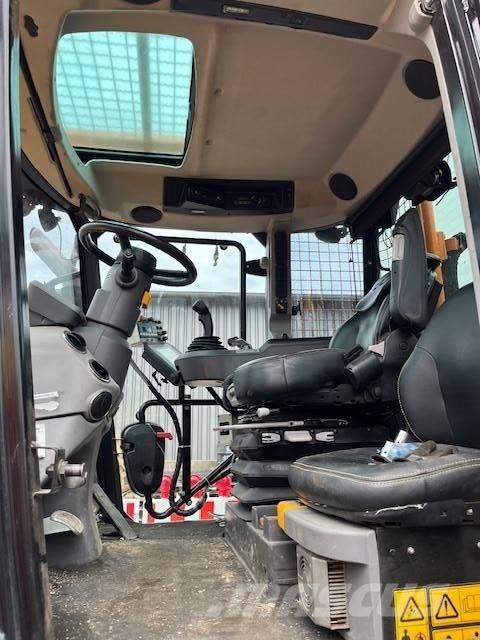 JCB Fastrac 4220 Traktorji