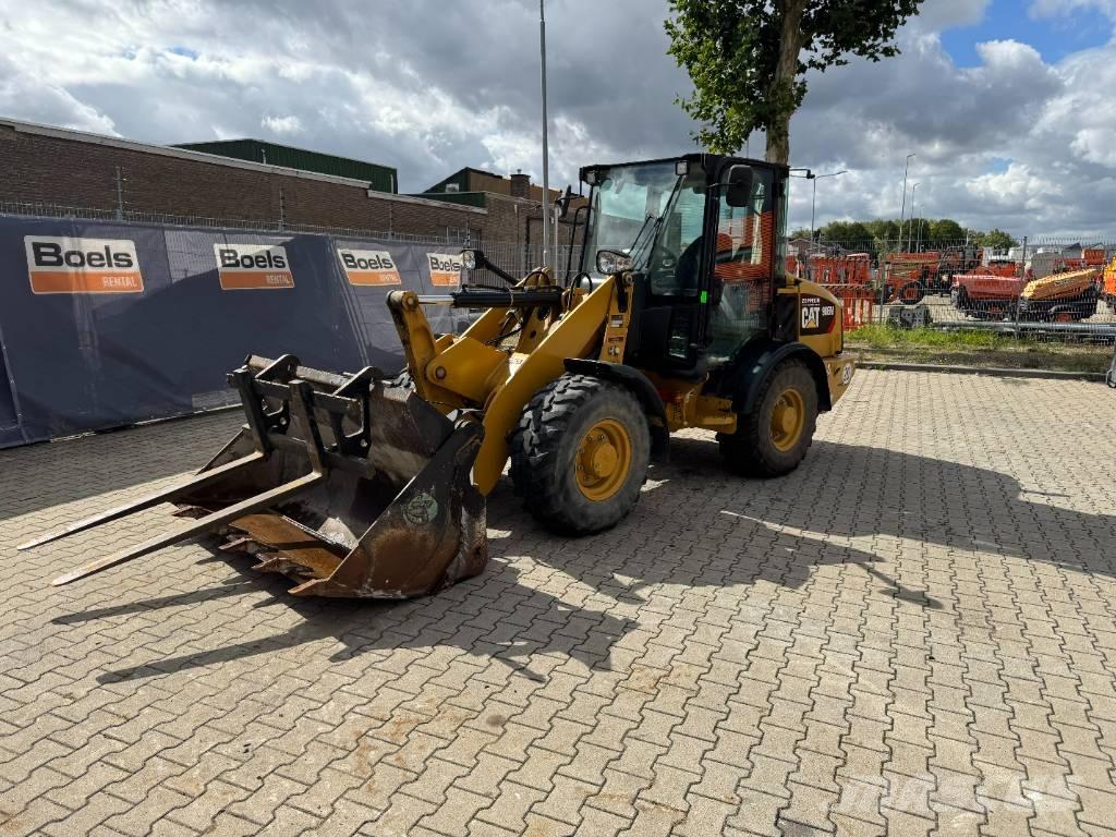 CAT 906M Kolesni nakladalci