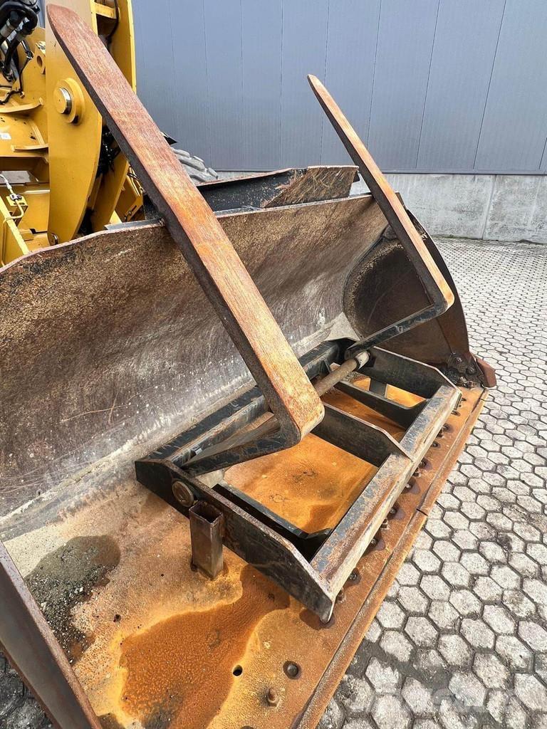 CAT 926M Kolesni nakladalci