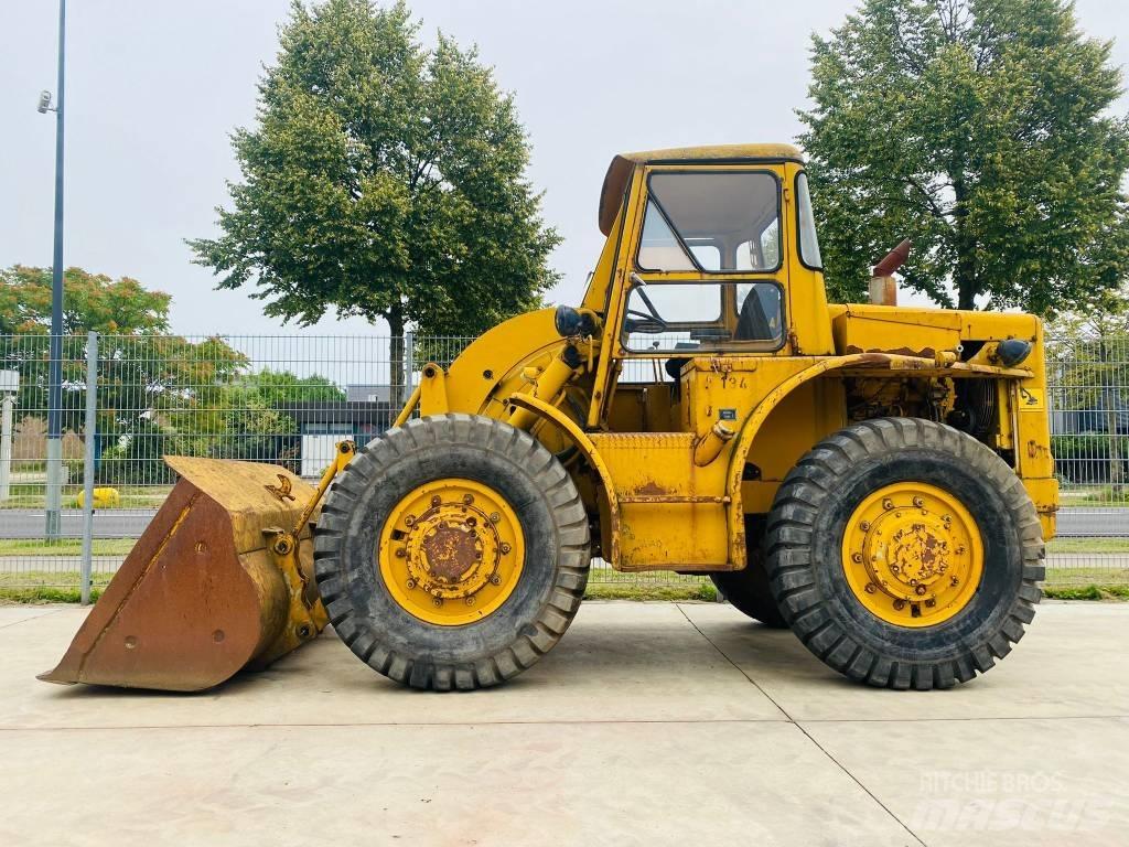 CAT 922 B Kolesni nakladalci