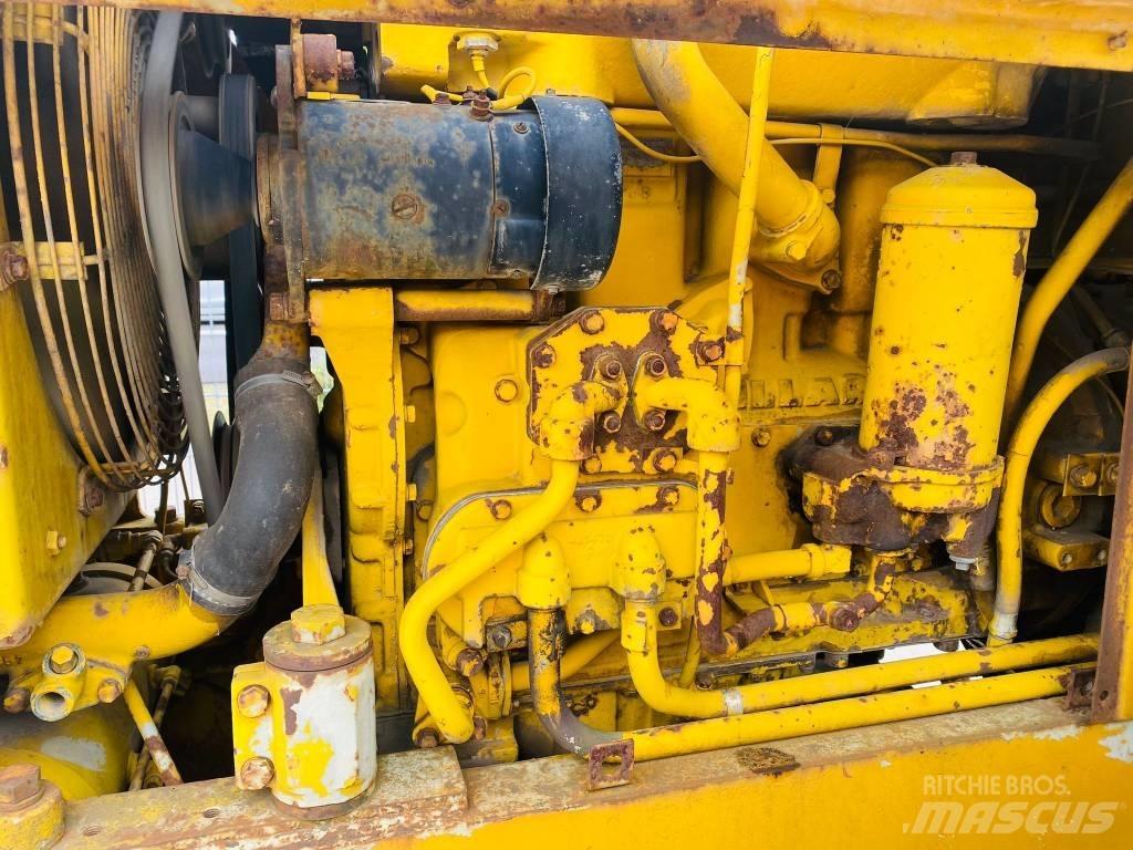 CAT 922 B Kolesni nakladalci