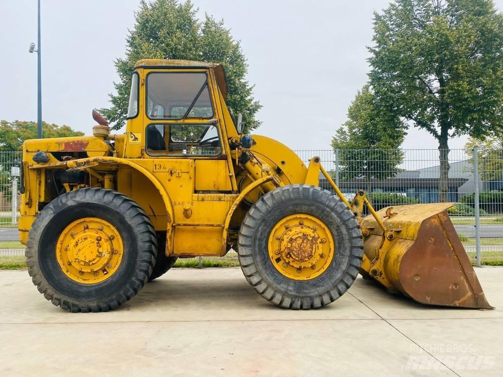 CAT 922 B Kolesni nakladalci