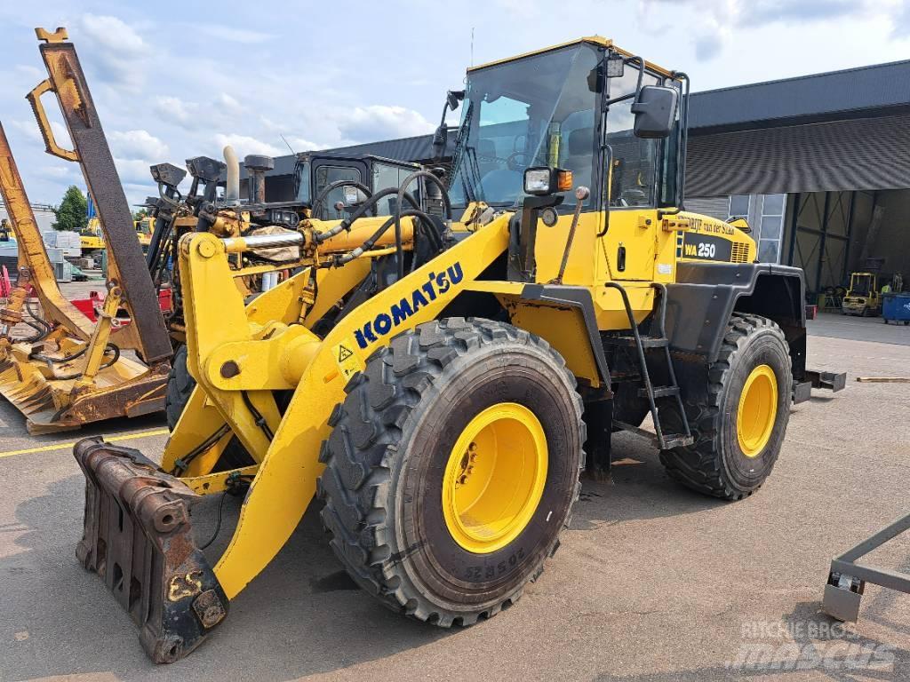 Komatsu WA 250-5H Kolesni nakladalci