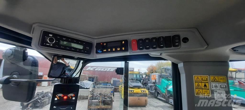 CAT 906 Kolesni nakladalci