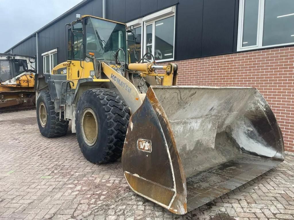 Komatsu WA250-5 Kolesni nakladalci