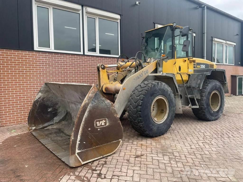 Komatsu WA250-5 Kolesni nakladalci