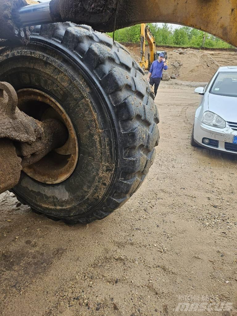 Komatsu WA 470 Kolesni nakladalci