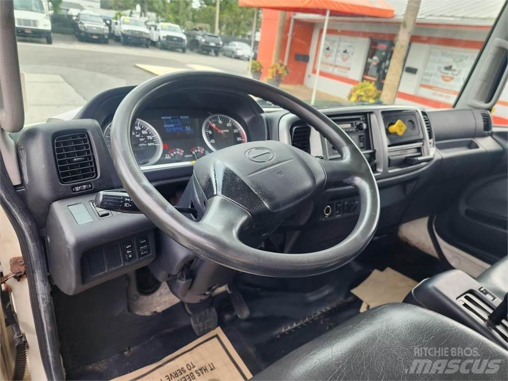 Hino 338 Tovornjaki zabojniki