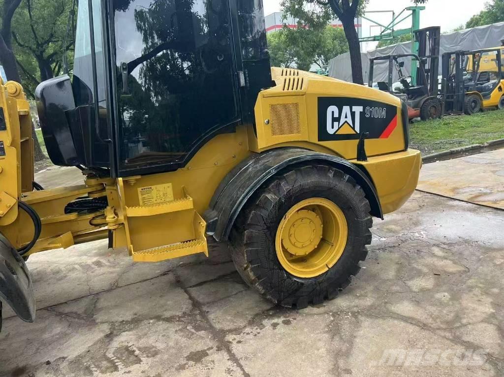 CAT 910 Kolesni nakladalci