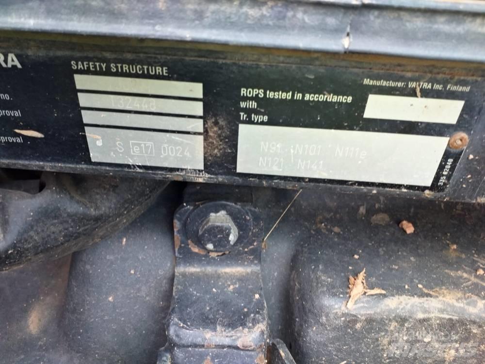 Valtra N121 Traktorji