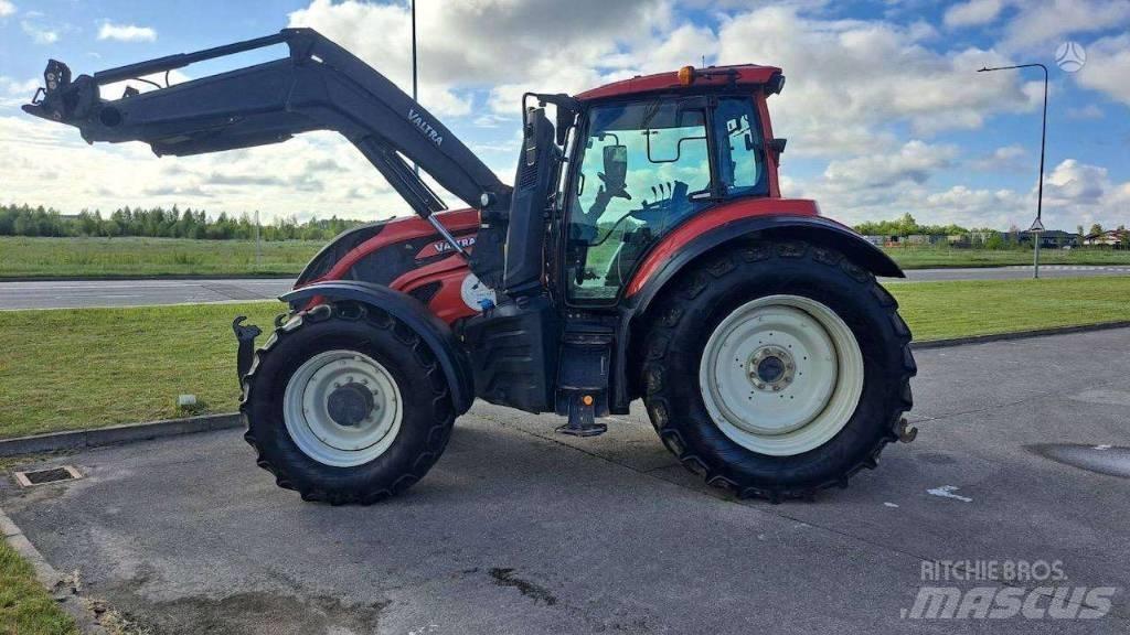 Valtra T 214 Traktorji