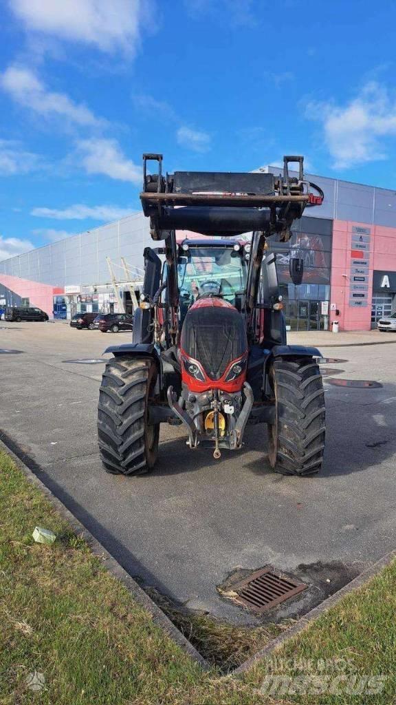 Valtra T 214 Traktorji