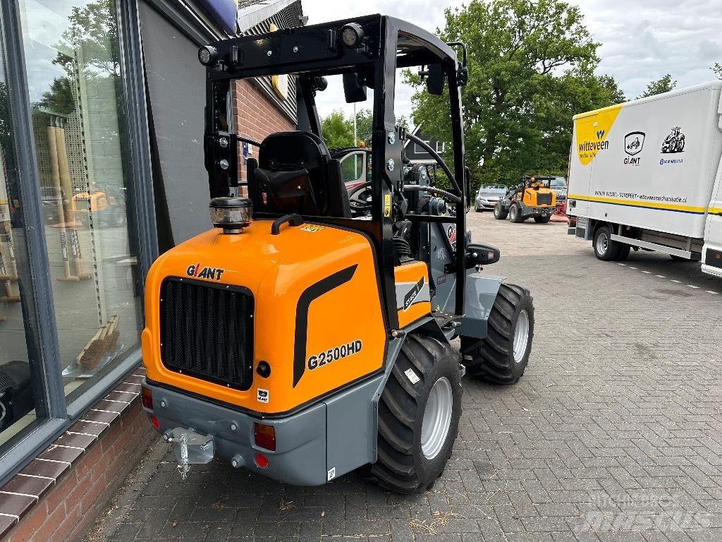 GiANT G2500HD Večnamenski nakladalci
