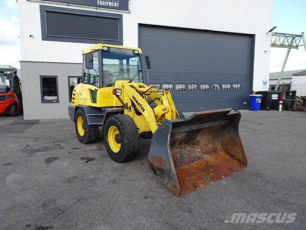 Komatsu WA65-3 Kolesni nakladalci