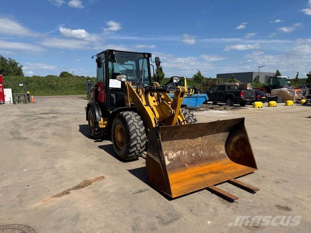 CAT 906M Kolesni nakladalci