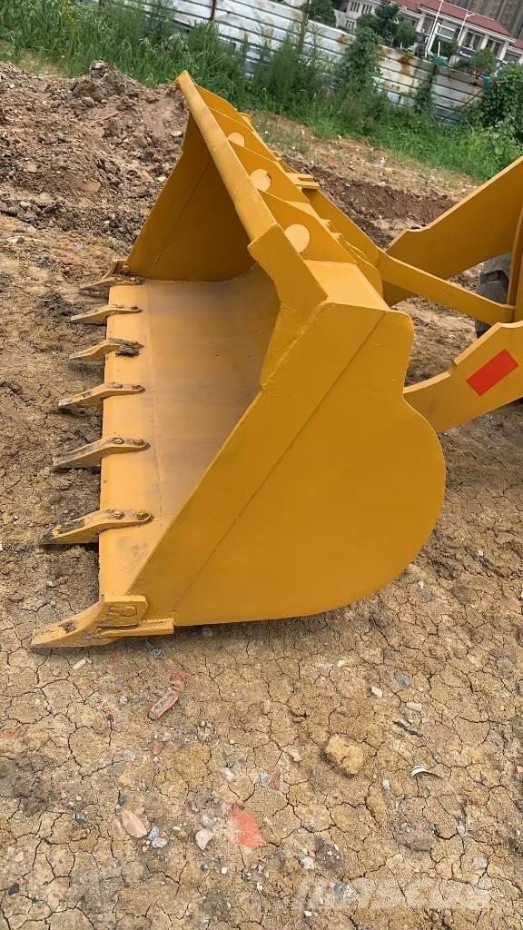 SDLG L 933 Kolesni nakladalci
