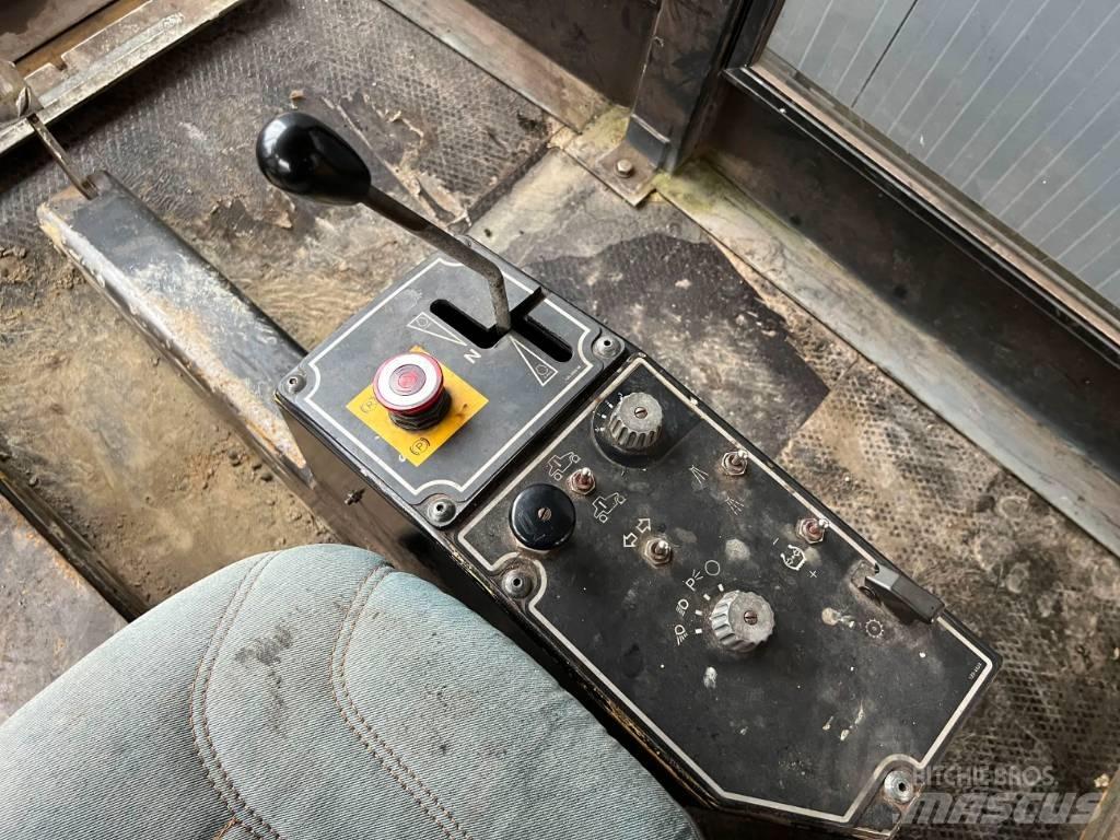 CAT PS300B Kolesni valjarji s pnevmatikami