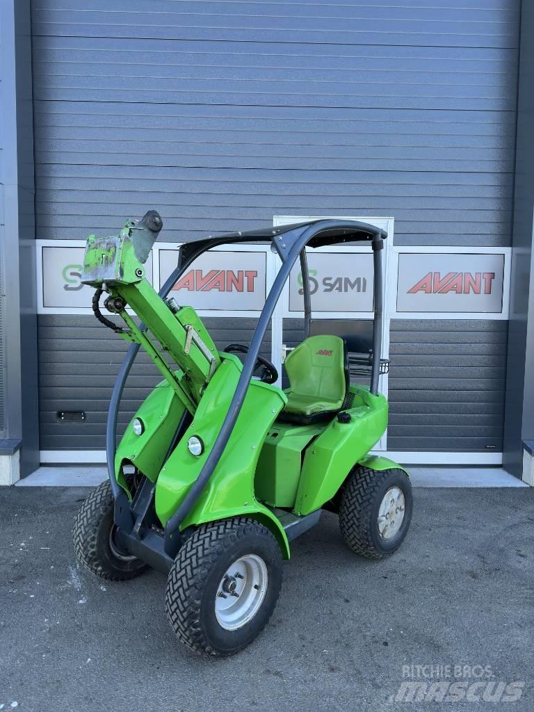 Avant 220 Skid steer mini nakladalci