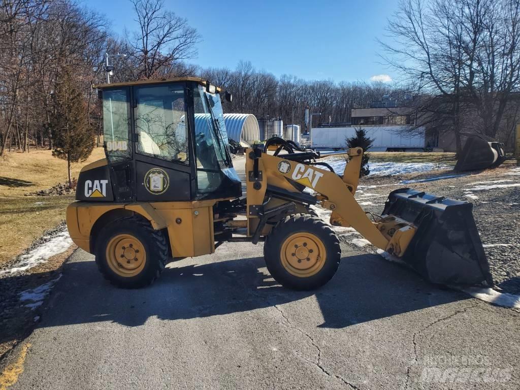 CAT 904 B Kolesni nakladalci