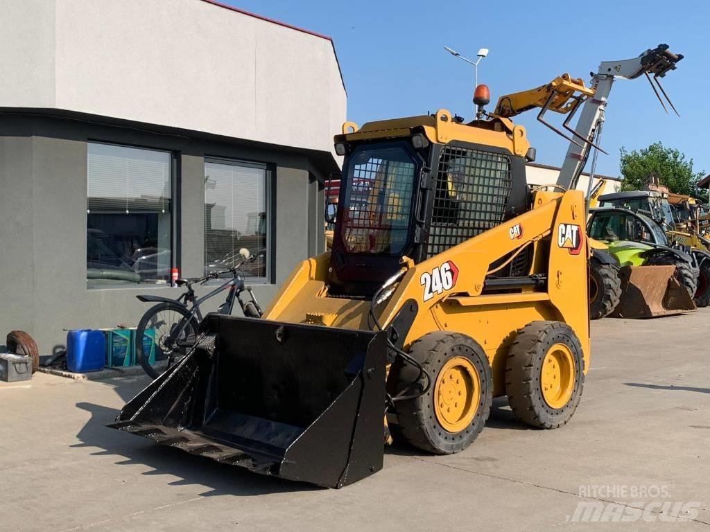 CAT 246 Skid steer mini nakladalci