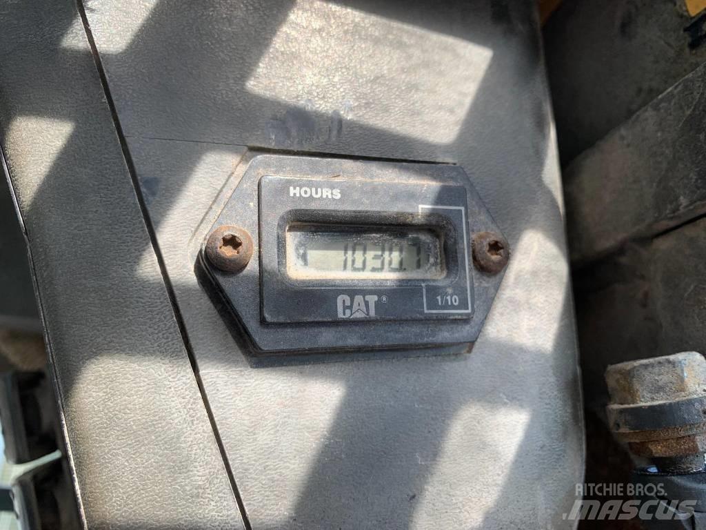 CAT 246 Skid steer mini nakladalci