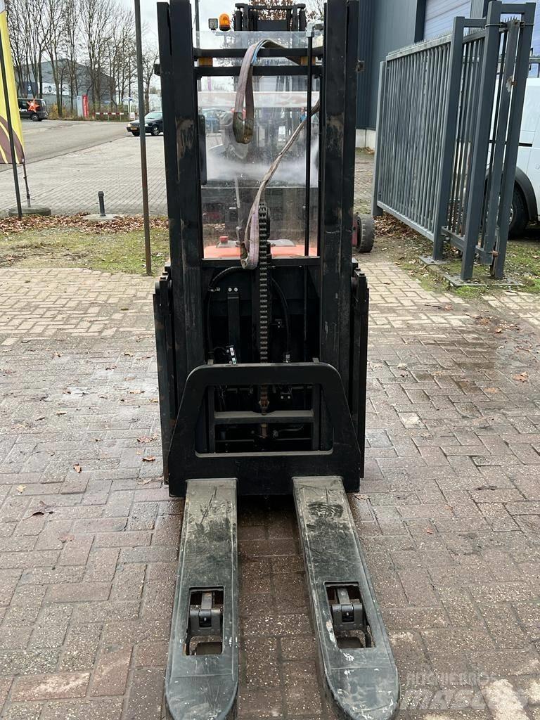 BT SPE 125 Ročni električni viličar