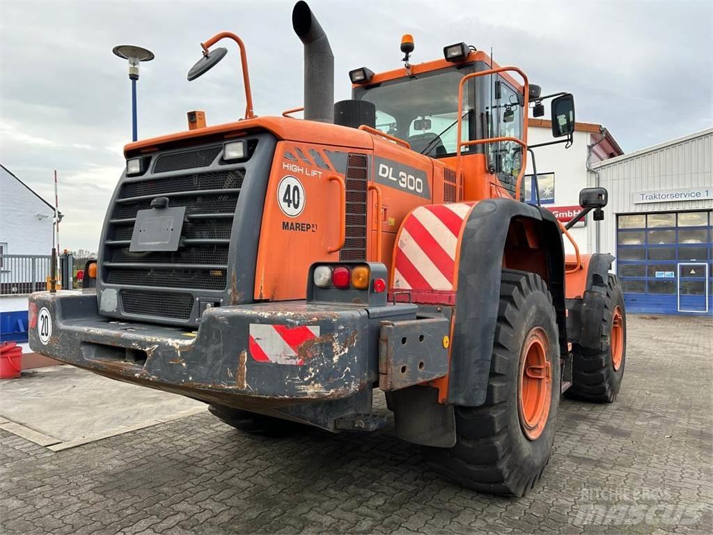 Doosan DL 300 Kolesni nakladalci